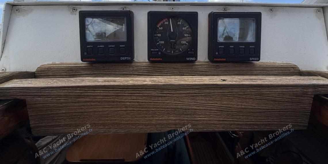 Alubat Ovni 43 : Electronique sous la capote de roof Alubat Ovni 43 : Electronique sous la capote de roof