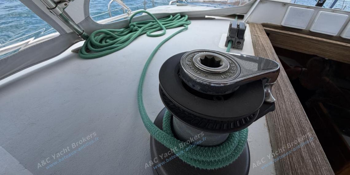 Alubat Ovni 43 : Winche de roof bâbord Alubat Ovni 43 : Winche de roof bâbord