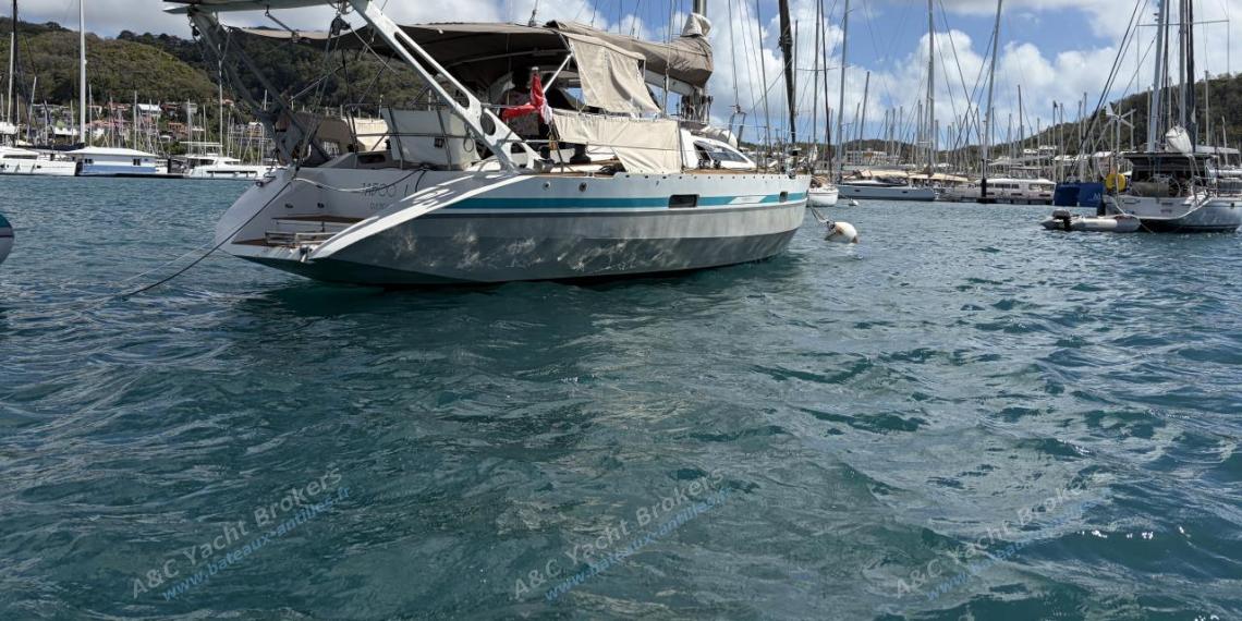 Alubat Ovni 43 : Portique et panneaux solaires Alubat Ovni 43 : Portique et panneaux solaires