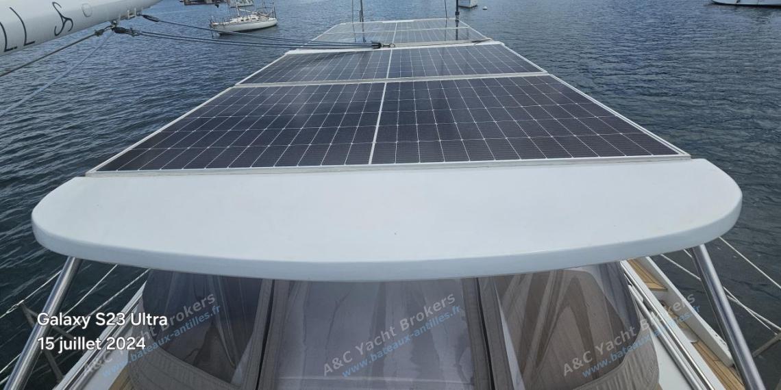 Wauquiez Pilote Saloon 60 : Panneaux solaires sur le roof Wauquiez Pilote Saloon 60 : Panneaux solaires sur le roof