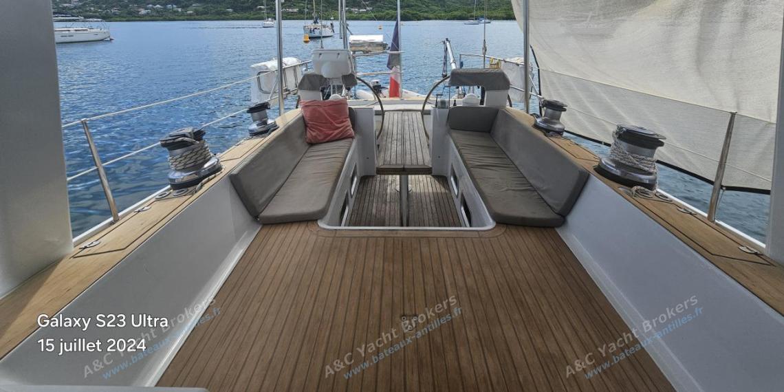 Wauquiez Pilote Saloon 60 : Cockpit vu depuis la capote de roof Wauquiez Pilote Saloon 60 : Cockpit vu depuis la capote de roof