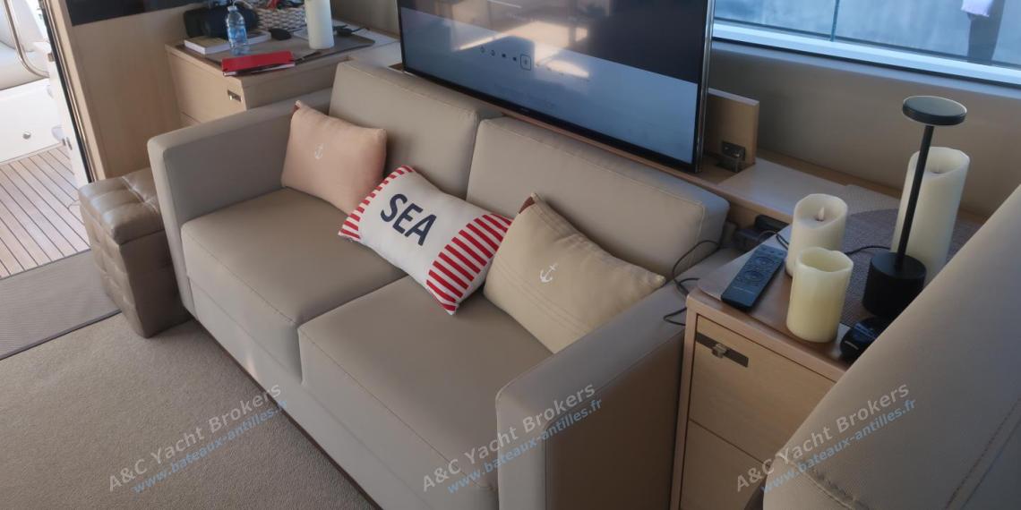 Princess 56 Fly bridge : Banquette bâbord dans le salon Princess 56 Fly bridge : Banquette bâbord dans le salon