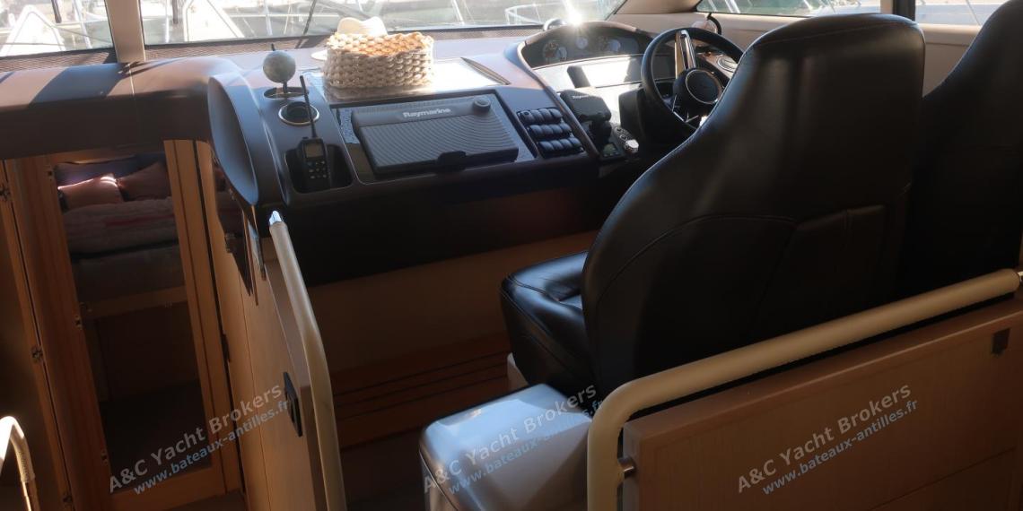 Princess 56 Fly bridge : Poste de pilotage intérieur Princess 56 Fly bridge : Poste de pilotage intérieur