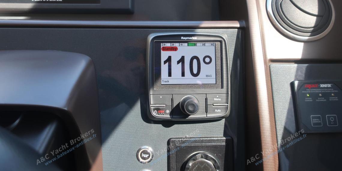 Princess 56 Fly bridge : Electronique au poste de pilotage autre vue Princess 56 Fly bridge : Electronique au poste de pilotage autre vue