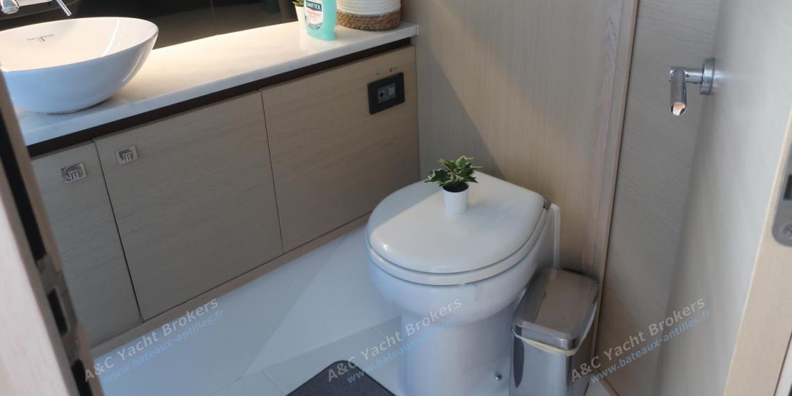 Princess 56 Fly bridge : Salle d'eau avant bâbord Princess 56 Fly bridge : Salle d'eau avant bâbord