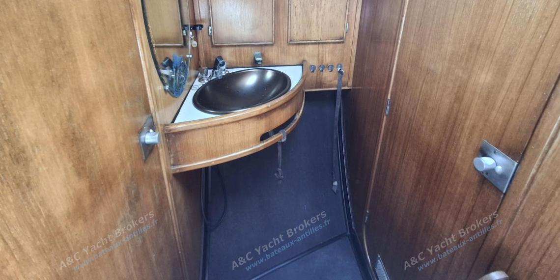 Jeanneau Sun Kiss 45 : Lavabo et douche dans la cabine avant Jeanneau Sun Kiss 45 : Lavabo et douche dans la cabine avant