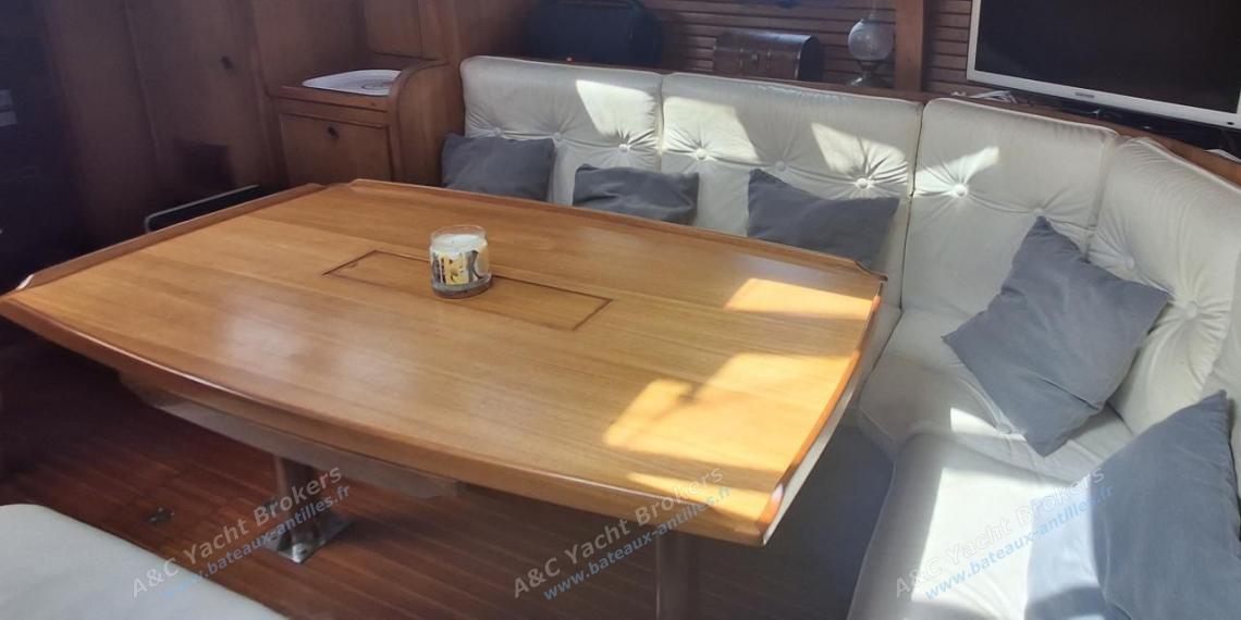 Jeanneau Sun Kiss 45 : Table du carré et banquette Jeanneau Sun Kiss 45 : Table du carré et banquette