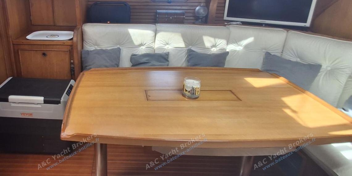 Jeanneau Sun Kiss 45 : Table du carré et banquette autre vue Jeanneau Sun Kiss 45 : Table du carré et banquette autre vue