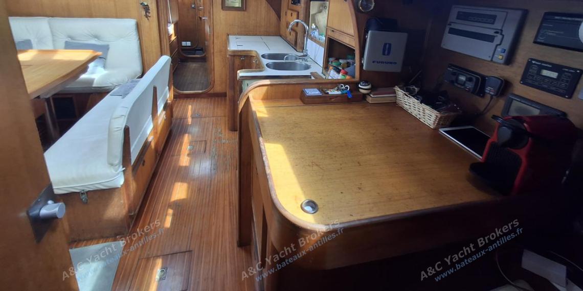 Jeanneau Sun Kiss 45 : Table à cartes et carré vu depuis la cabine arrière tribord Jeanneau Sun Kiss 45 : Table à cartes et carré vu depuis la cabine arrière tribord