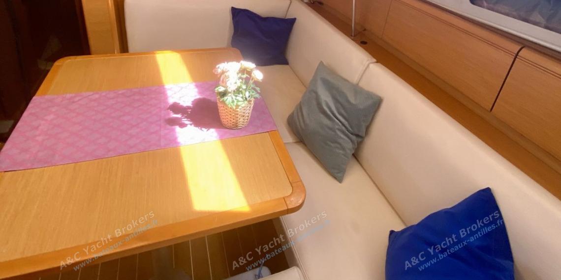 Jeanneau Sun Odyssey 409 Performance : Table du carré et banquette Jeanneau Sun Odyssey 409 Performance : Table du carré et banquette