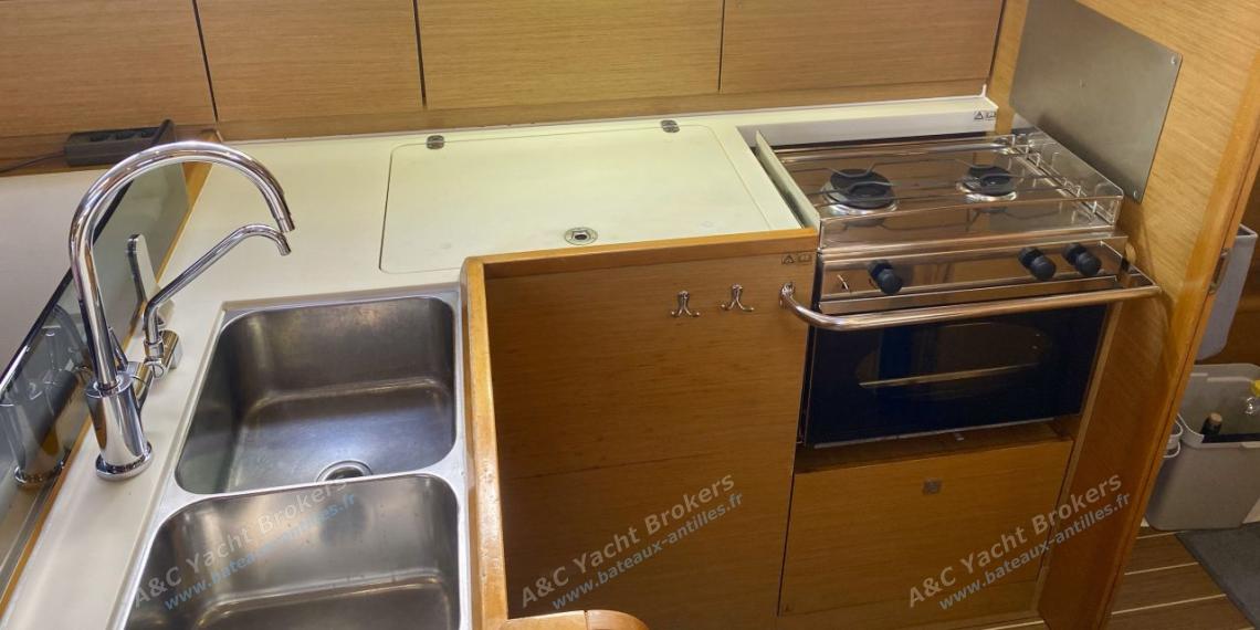Jeanneau Sun Odyssey 409 Performance : Cuisine en L à tribord Jeanneau Sun Odyssey 409 Performance : Cuisine en L à tribord