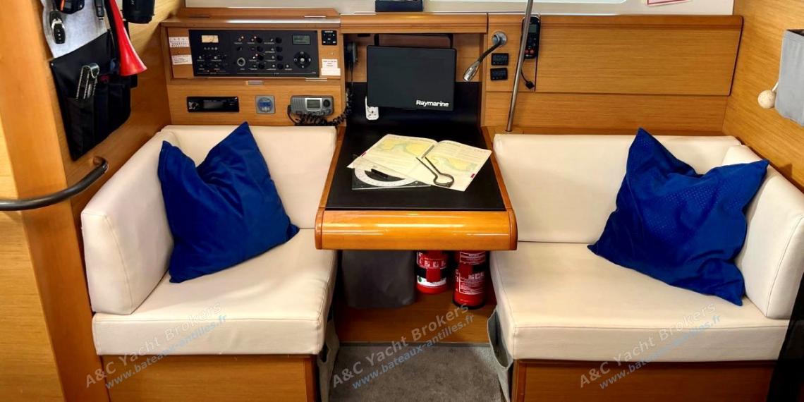 Jeanneau Sun Odyssey 409 Performance : Table à cartes vue depuis le cuisine Jeanneau Sun Odyssey 409 Performance : Table à cartes vue depuis le cuisine