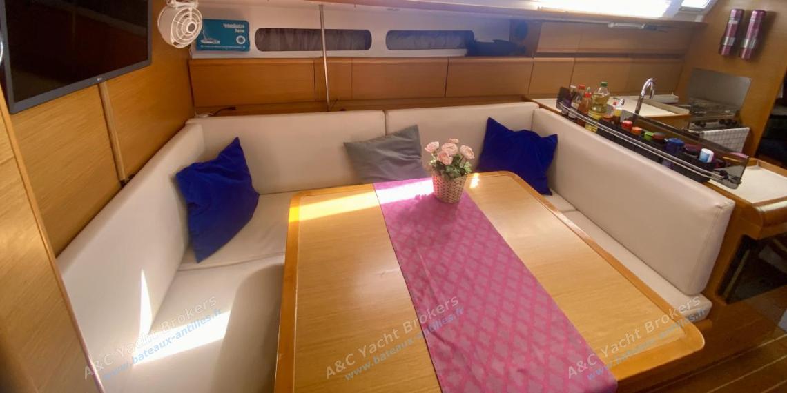 Jeanneau Sun Odyssey 409 Performance : Table du carré Jeanneau Sun Odyssey 409 Performance : Table du carré