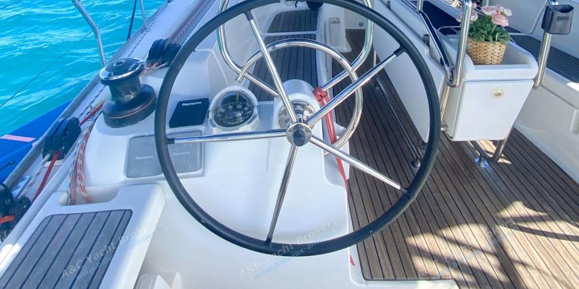 Jeanneau Sun Odyssey 409 Performance : Poste de barre bâbord et cockpit Jeanneau Sun Odyssey 409 Performance : Poste de barre bâbord et cockpit