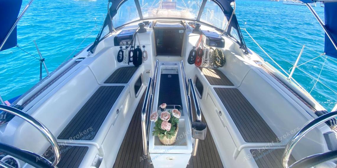 Jeanneau Sun Odyssey 409 Performance : Table de cockpit Jeanneau Sun Odyssey 409 Performance : Table de cockpit