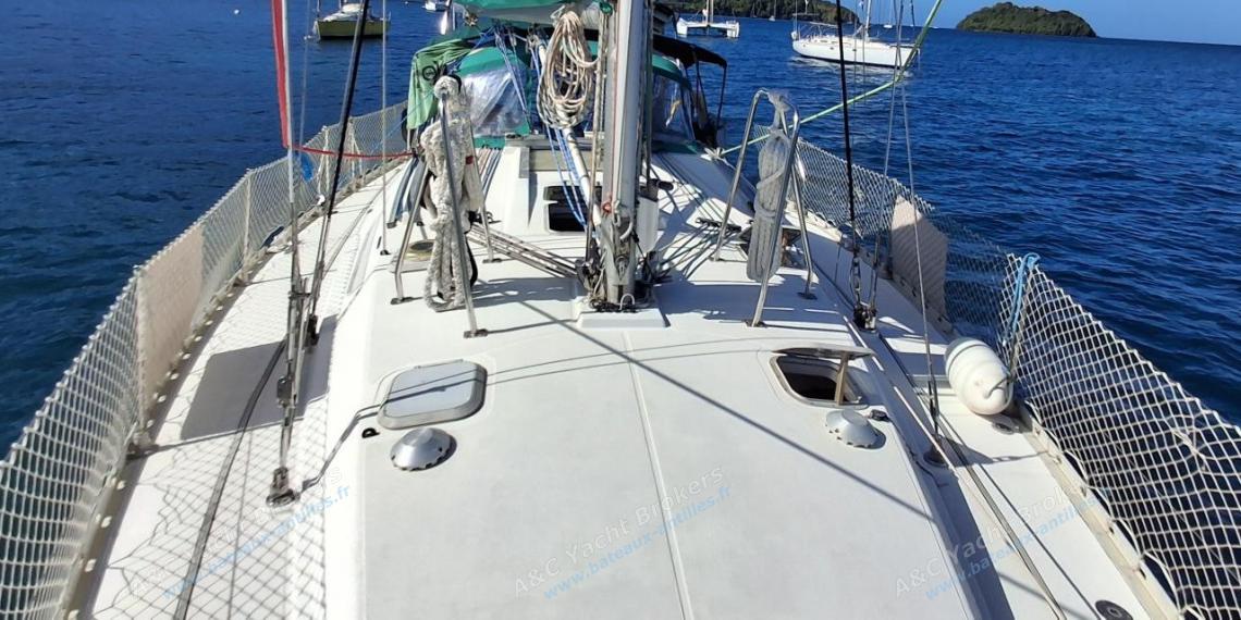 Jeanneau Sun Odyssey 42.2 : Roof et pont vu depuis l'étrave Jeanneau Sun Odyssey 42.2 : Roof et pont vu depuis l'étrave