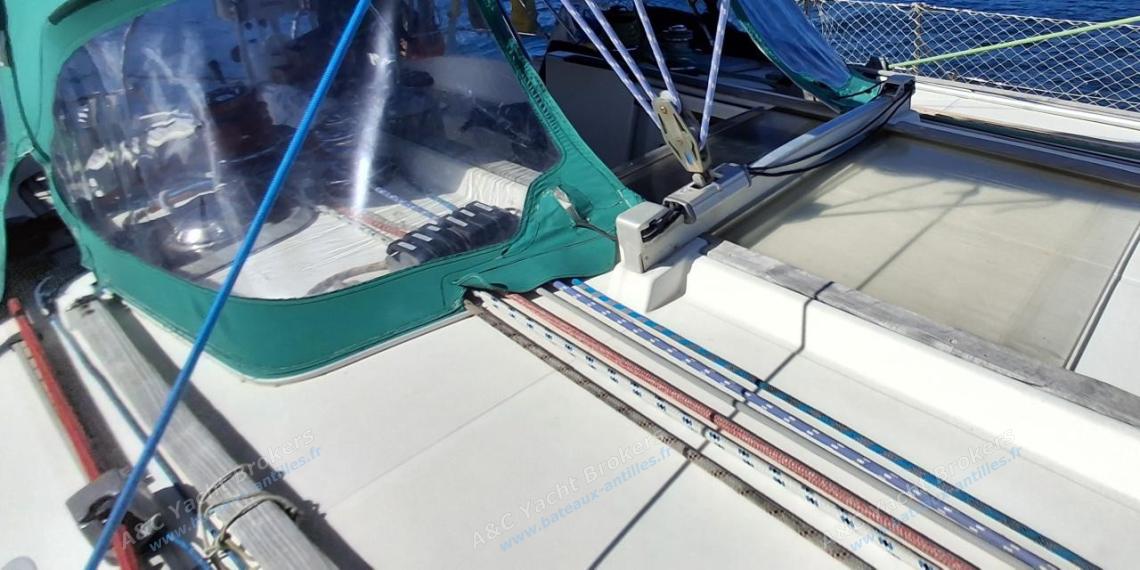Jeanneau Sun Odyssey 42.2 : Capote de roof autre vue Jeanneau Sun Odyssey 42.2 : Capote de roof autre vue