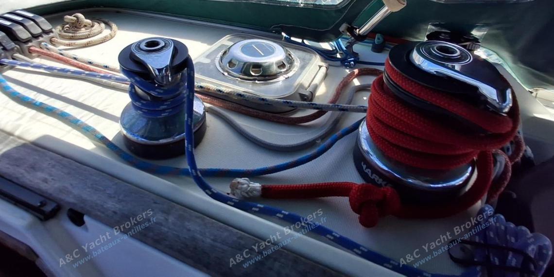 Jeanneau Sun Odyssey 42.2 : Winches tribord sur le roof Jeanneau Sun Odyssey 42.2 : Winches tribord sur le roof
