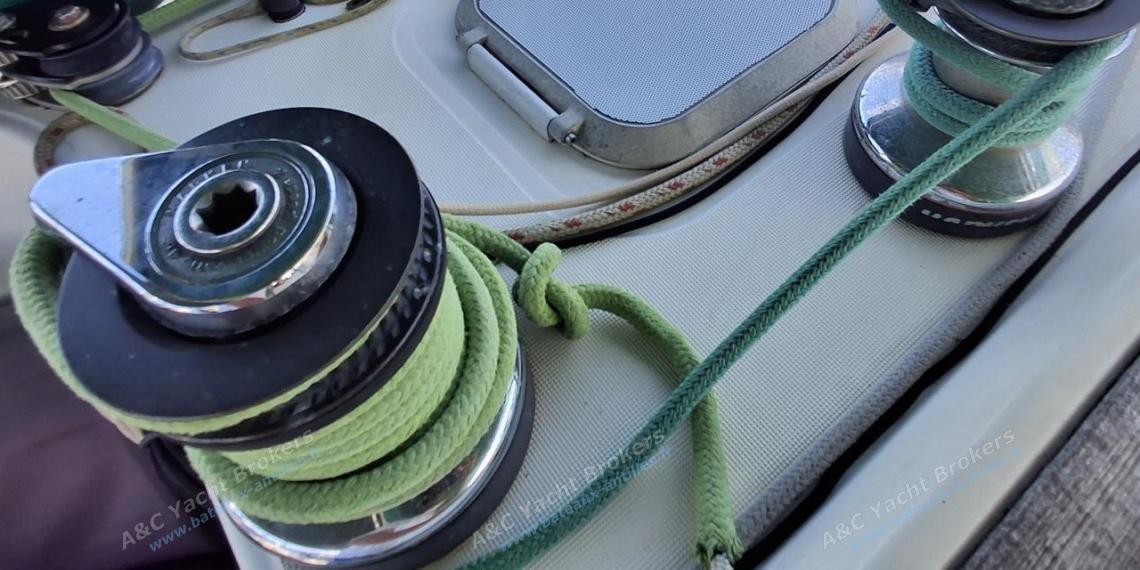 Jeanneau Sun Odyssey 42.2 : Winches sur le roof à bâbord Jeanneau Sun Odyssey 42.2 : Winches sur le roof à bâbord