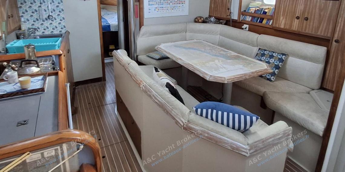 Jeanneau Sun Odyssey 42.2 : Vue d'ensemble du carré Jeanneau Sun Odyssey 42.2 : Vue d'ensemble du carré