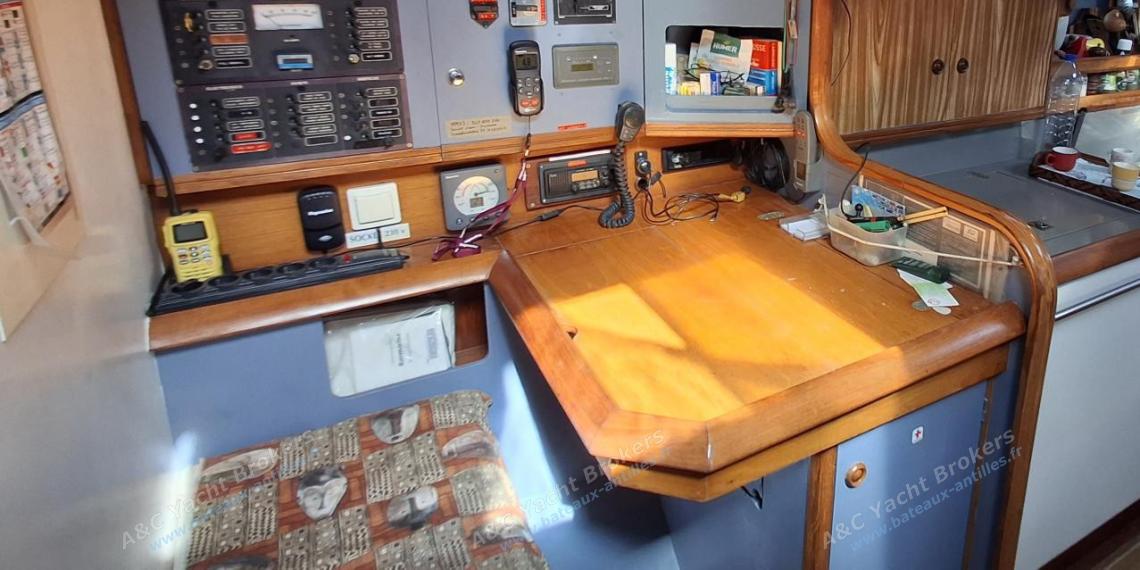 Jeanneau Sun Odyssey 42.2 : Table à cartes Jeanneau Sun Odyssey 42.2 : Table à cartes