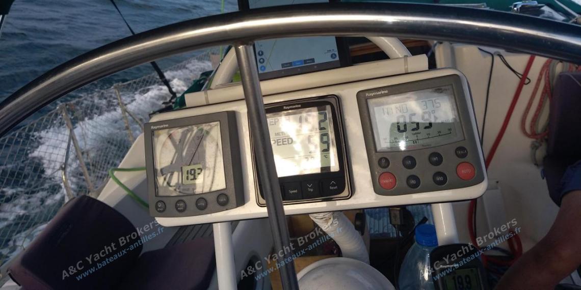 Jeanneau Sun Odyssey 42.2 : Electronique au poste de barre Jeanneau Sun Odyssey 42.2 : Electronique au poste de barre