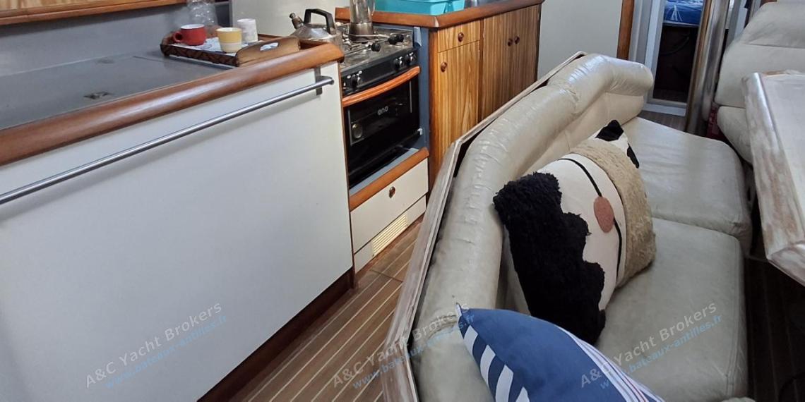 Jeanneau Sun Odyssey 42.2 : Cuisine en long à bâbord Jeanneau Sun Odyssey 42.2 : Cuisine en long à bâbord