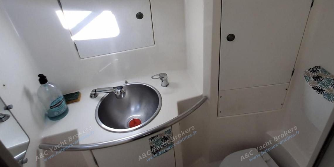 Jeanneau Sun Odyssey 42.2 : Salle d'eau avant Jeanneau Sun Odyssey 42.2 : Salle d'eau avant