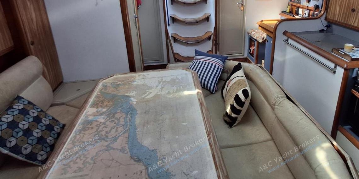 Jeanneau Sun Odyssey 42.2 : Carré vu depuis la cabine avant Jeanneau Sun Odyssey 42.2 : Carré vu depuis la cabine avant