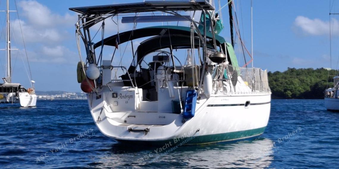 Jeanneau Sun Odyssey 42.2 : Portique et panneaux solaires Jeanneau Sun Odyssey 42.2 : Portique et panneaux solaires