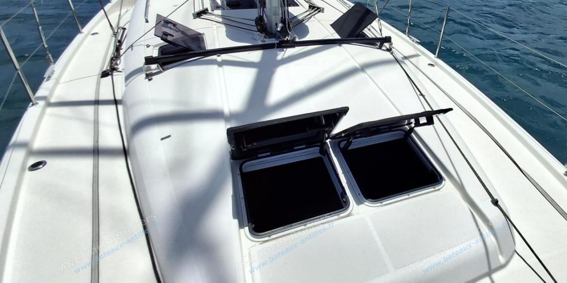 Jeanneau Sun Odyssey 440 : Roof et pont vu depuis l'étrave Jeanneau Sun Odyssey 440 : Roof et pont vu depuis l'étrave