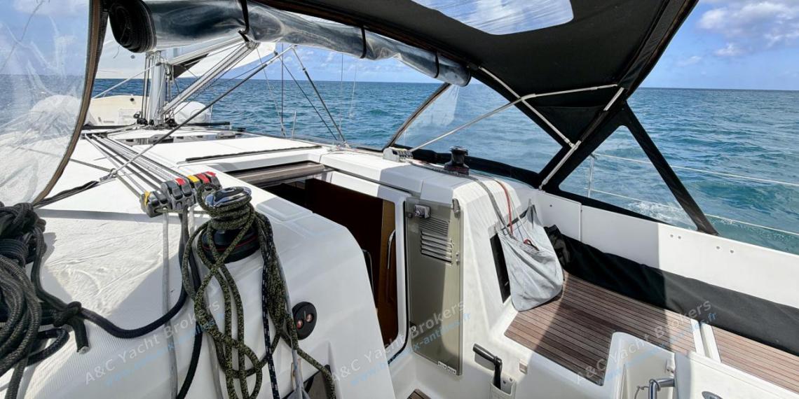 Jeanneau Sun Odyssey 440 : Winches sous sous la capote de roof Jeanneau Sun Odyssey 440 : Winches sous sous la capote de roof
