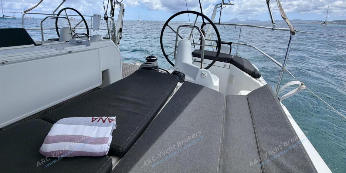 Jeanneau Sun Odyssey 440 : Banquette de cockpit bâbord transformable en bain de soleil Jeanneau Sun Odyssey 440 : Banquette de cockpit bâbord transformable en bain de soleil
