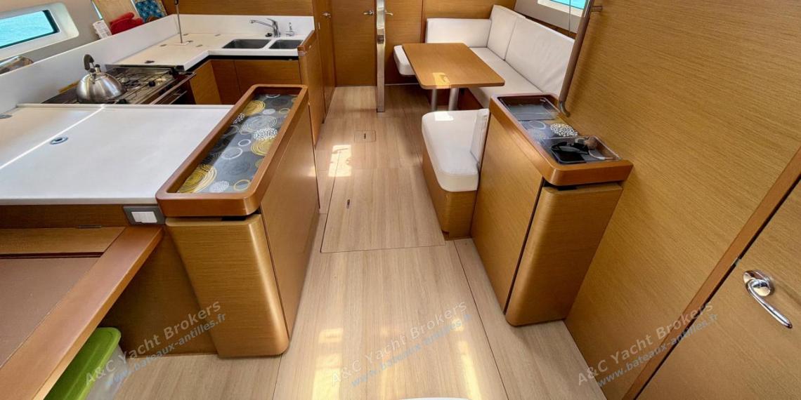 Jeanneau Sun Odyssey 440 : Vue d'ensemble du carré Jeanneau Sun Odyssey 440 : Vue d'ensemble du carré