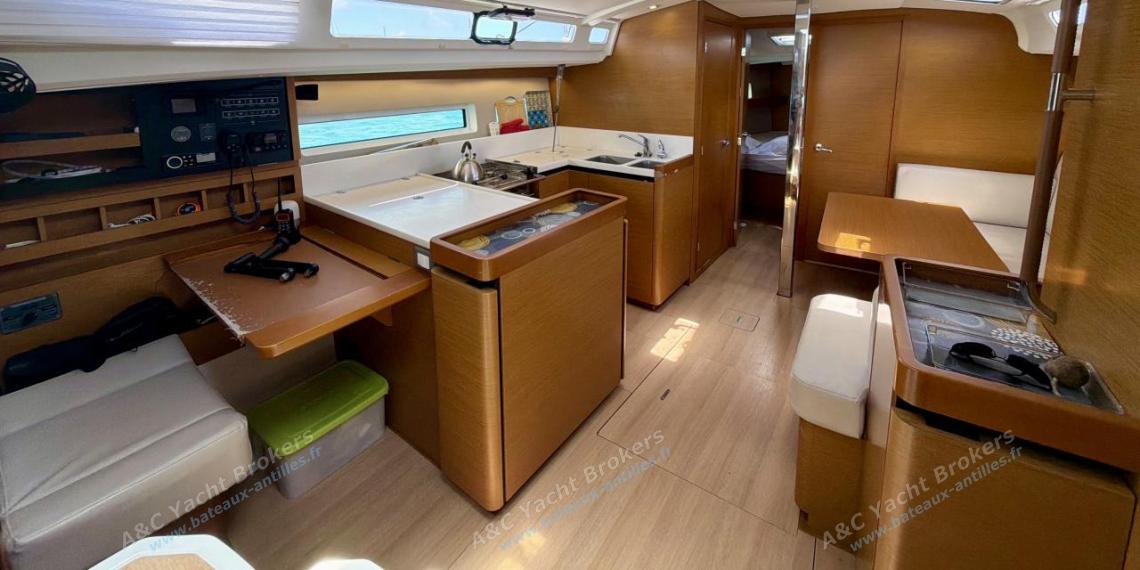 Jeanneau Sun Odyssey 440 : Vue d'ensemble du carré autre vue Jeanneau Sun Odyssey 440 : Vue d'ensemble du carré autre vue