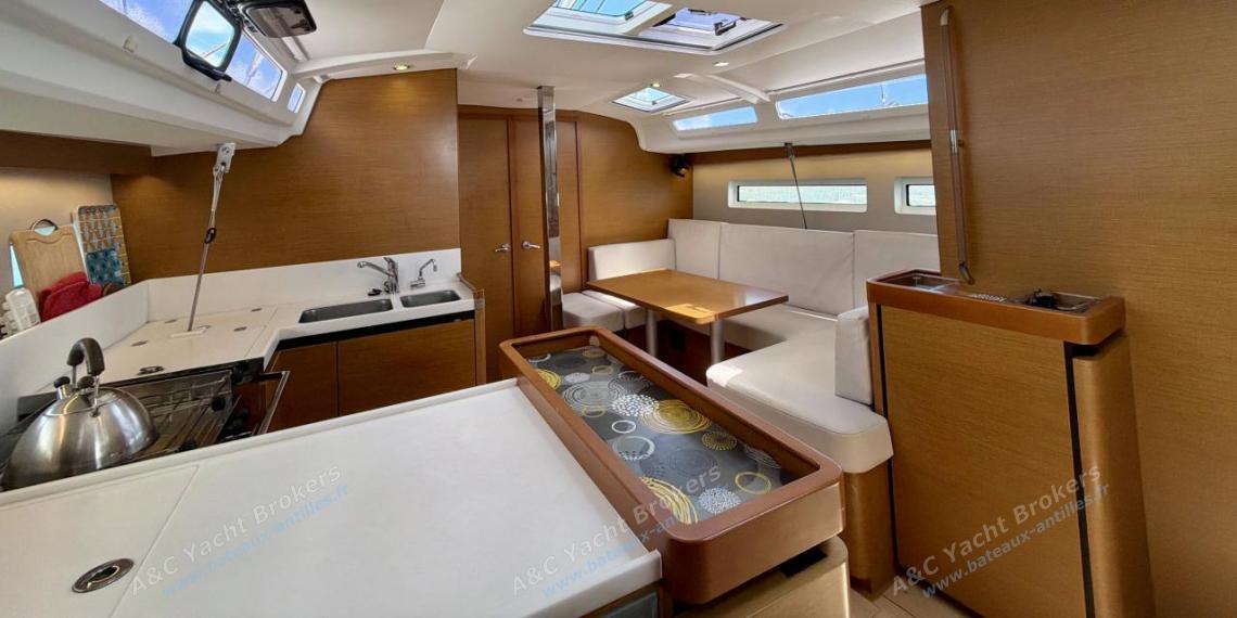 Jeanneau Sun Odyssey 440 : Carré vu depuis la table à cartes Jeanneau Sun Odyssey 440 : Carré vu depuis la table à cartes
