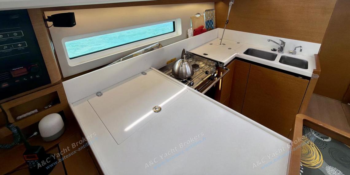Jeanneau Sun Odyssey 440 : Cuisine en U Jeanneau Sun Odyssey 440 : Cuisine en U