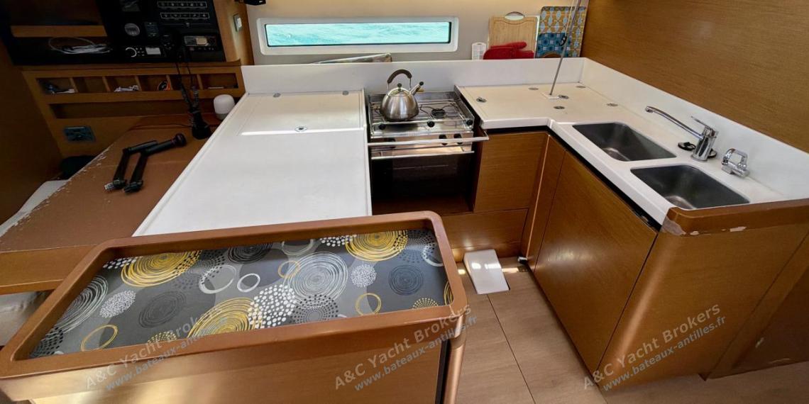 Jeanneau Sun Odyssey 440 : Cuisine en U autre vue Jeanneau Sun Odyssey 440 : Cuisine en U autre vue