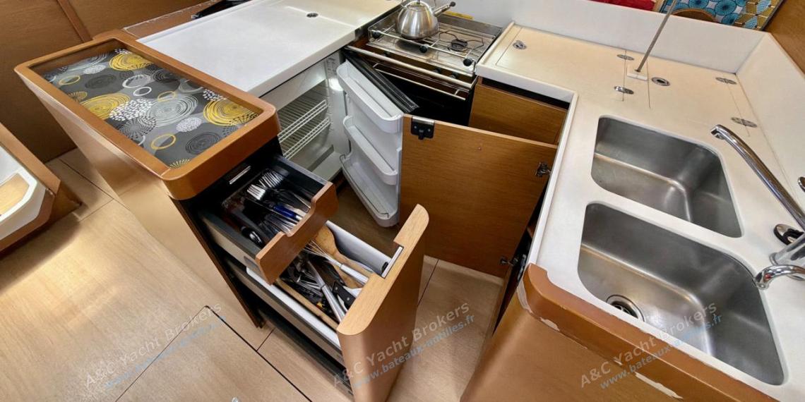 Jeanneau Sun Odyssey 440 : Divers rangements dans la cuisine Jeanneau Sun Odyssey 440 : Divers rangements dans la cuisine