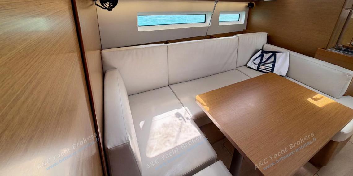 Jeanneau Sun Odyssey 440 : Table du carré et banquette Jeanneau Sun Odyssey 440 : Table du carré et banquette