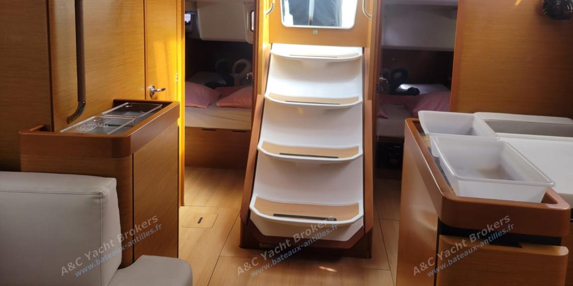Jeanneau Sun Odyssey 440 : Carré vu depuis les cabines avant Jeanneau Sun Odyssey 440 : Carré vu depuis les cabines avant