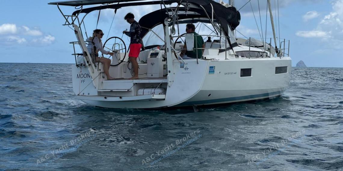 Jeanneau Sun Odyssey 440 : Au mouillage plate forme arrière ouverte Jeanneau Sun Odyssey 440 : Au mouillage plate forme arrière ouverte