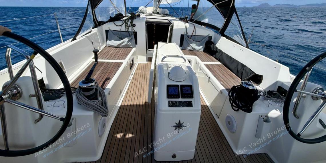 Jeanneau Sun Odyssey 440 : Cockpit et double poste de barre Jeanneau Sun Odyssey 440 : Cockpit et double poste de barre