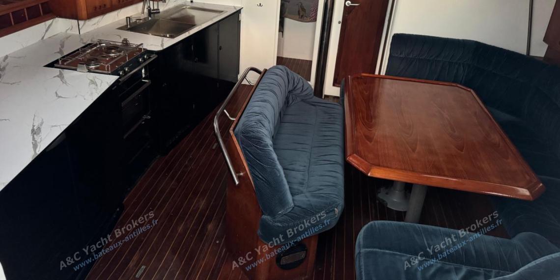 Jeanneau Sun Odyssey 45.2 : Vue d'ensemble du carré Jeanneau Sun Odyssey 45.2 : Vue d'ensemble du carré