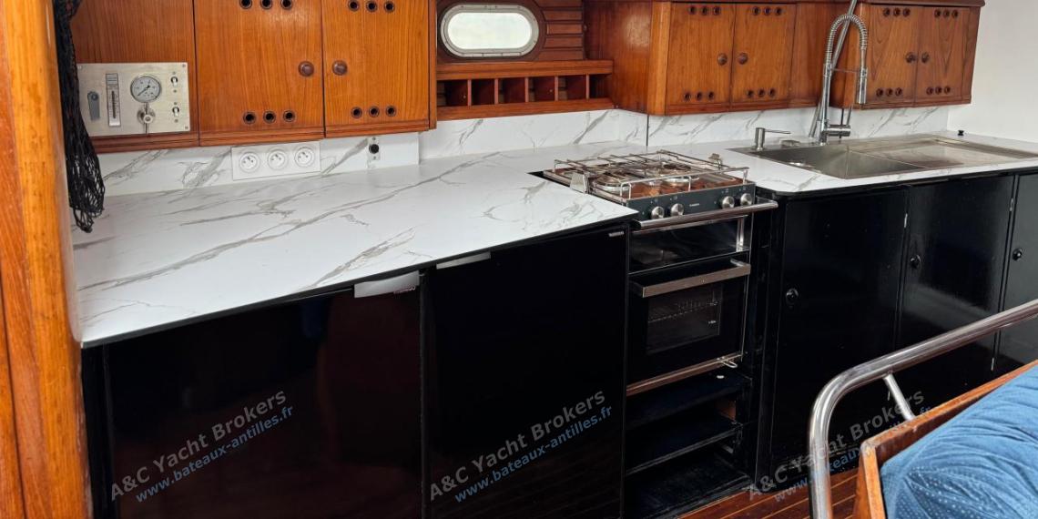 Jeanneau Sun Odyssey 45.2 : Cuisine en long à bâbord Jeanneau Sun Odyssey 45.2 : Cuisine en long à bâbord