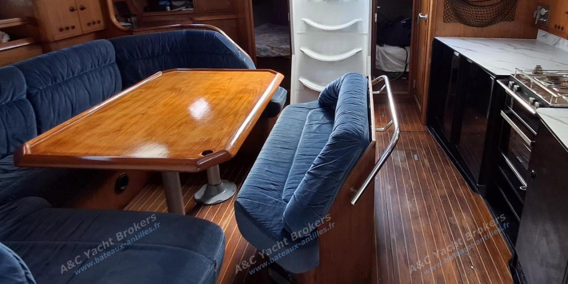 Jeanneau Sun Odyssey 45.2 : Carré vu depuis la cabine avant Jeanneau Sun Odyssey 45.2 : Carré vu depuis la cabine avant