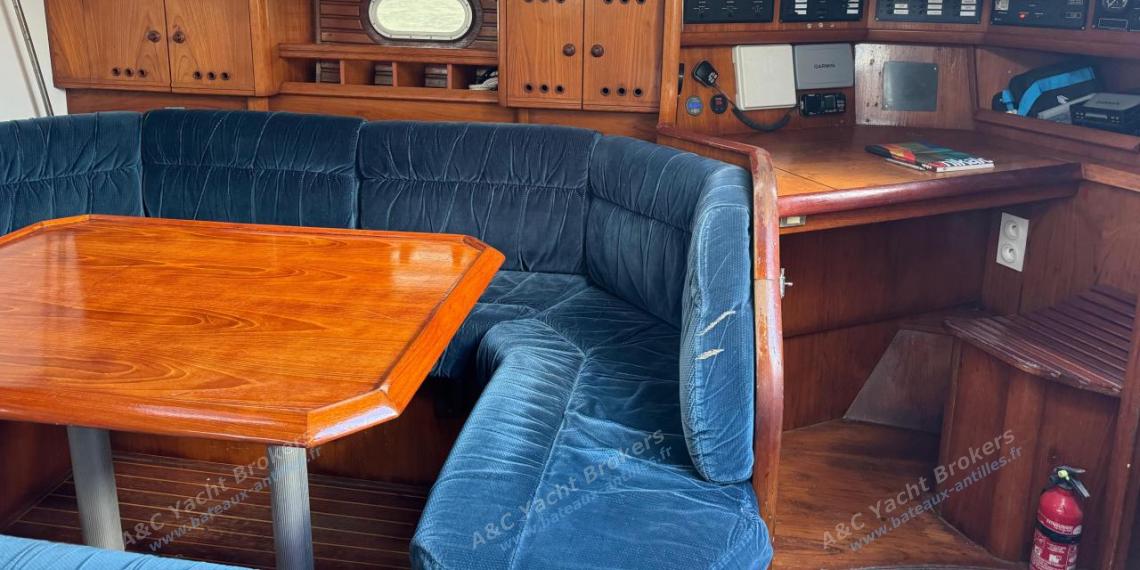 Jeanneau Sun Odyssey 45.2 : Table du carré et table à cartes Jeanneau Sun Odyssey 45.2 : Table du carré et table à cartes