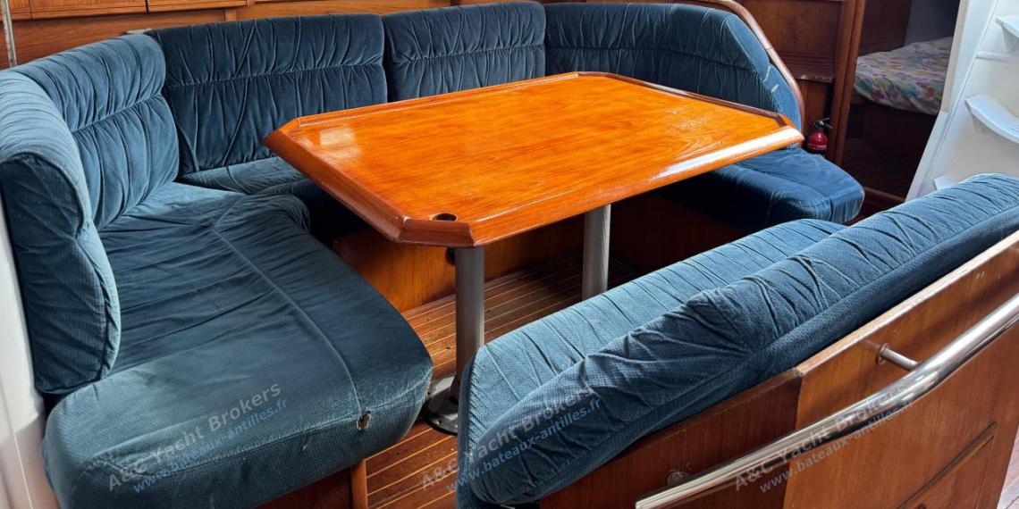 Jeanneau Sun Odyssey 45.2 : Table du carré et banquette Jeanneau Sun Odyssey 45.2 : Table du carré et banquette