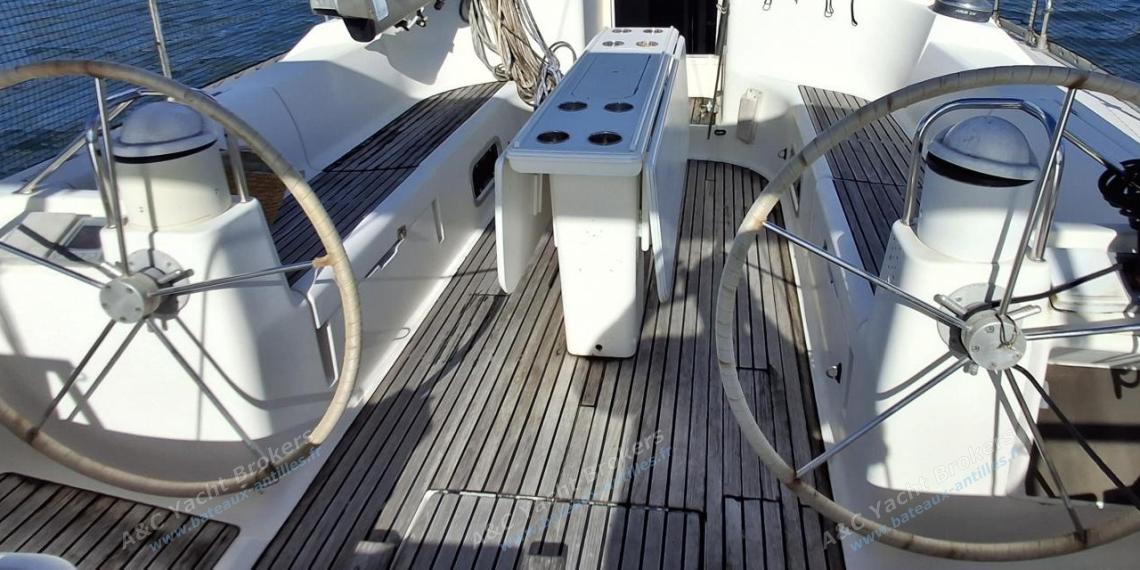 Jeanneau Sun Odyssey 45.2 : Double poste de barre Jeanneau Sun Odyssey 45.2 : Double poste de barre