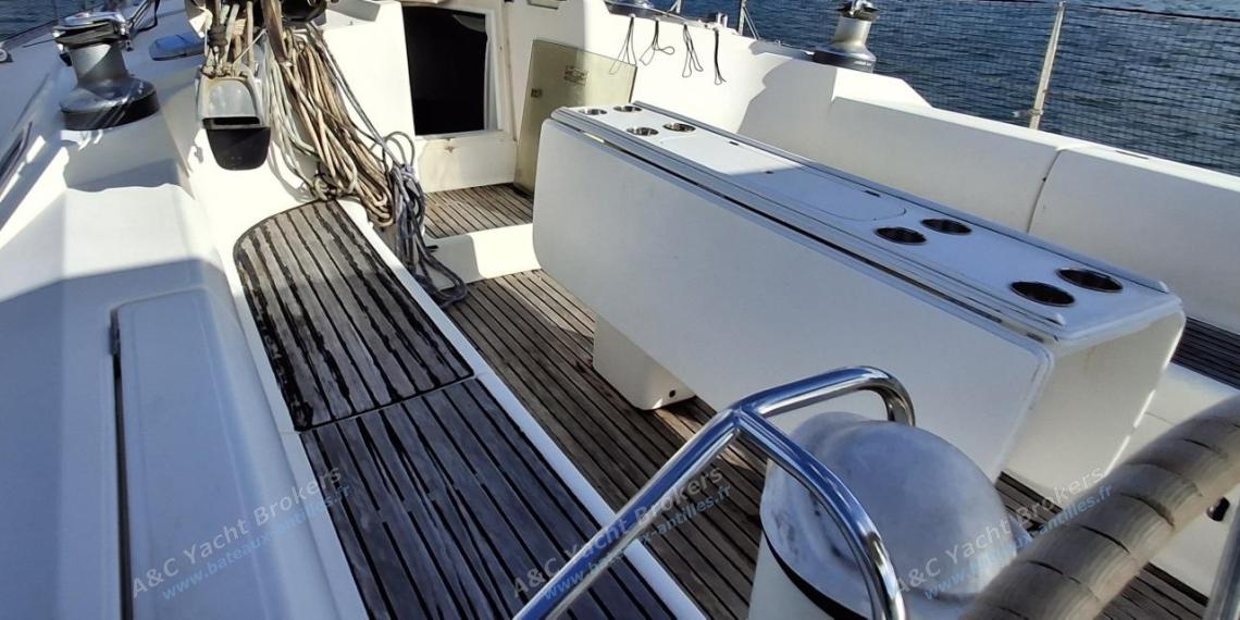 Jeanneau Sun Odyssey 45.2 : Table de cockpit vu depuis la barre bâbord Jeanneau Sun Odyssey 45.2 : Table de cockpit vu depuis la barre bâbord